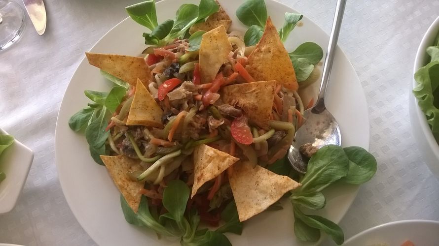 Салаты с жареными шампиньонами и овощами Салаты с жареными шампиньонами и овощами