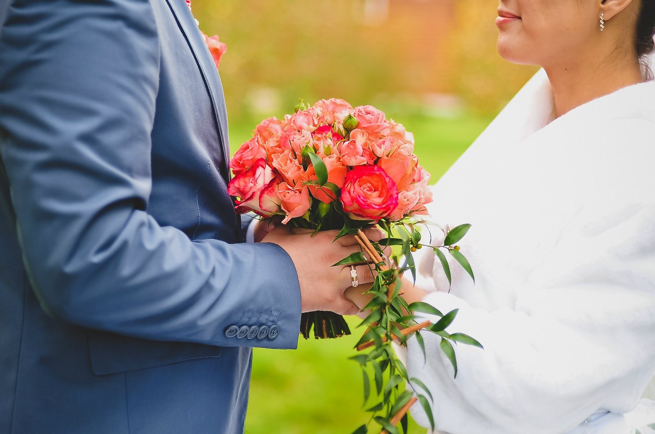 Жених дарит цветы невесте
