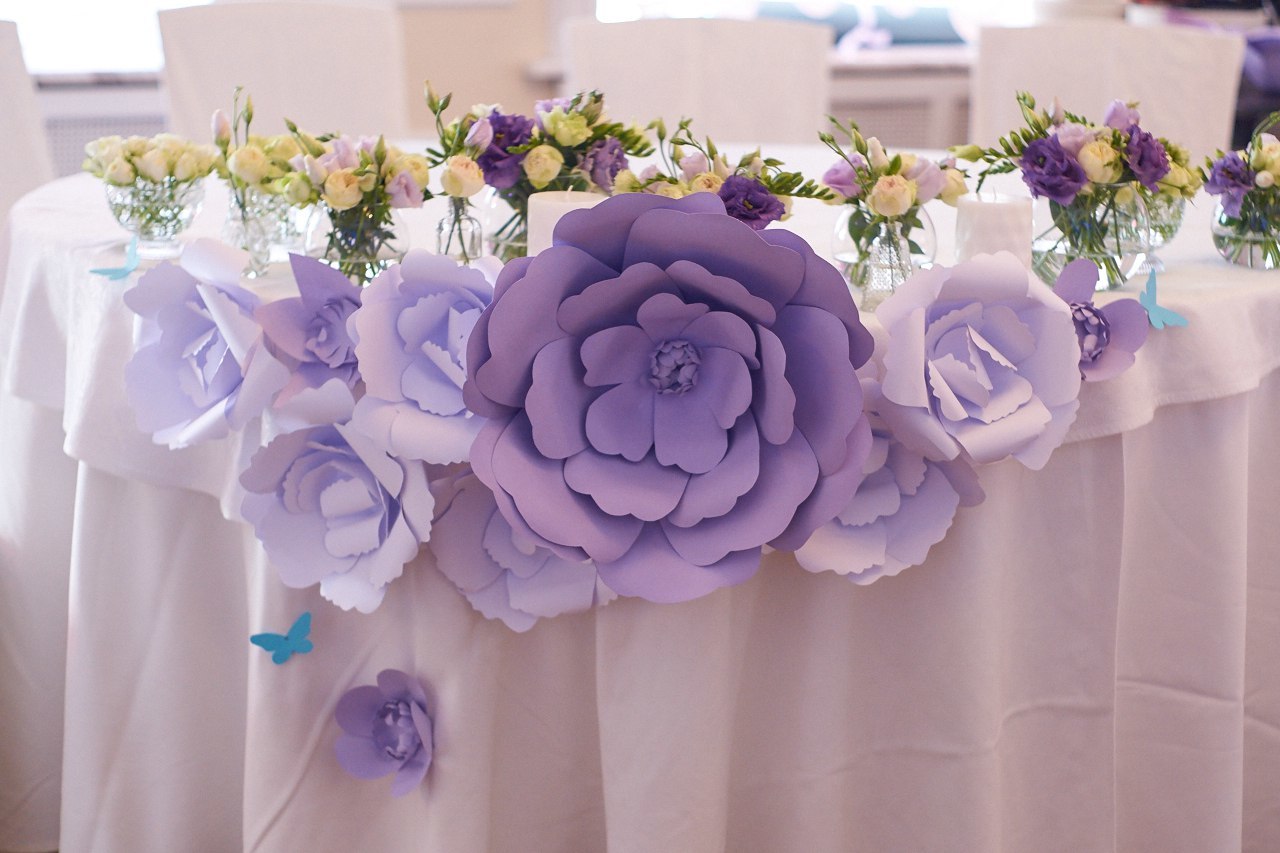 Украшение свадебного зала бумажными цветами