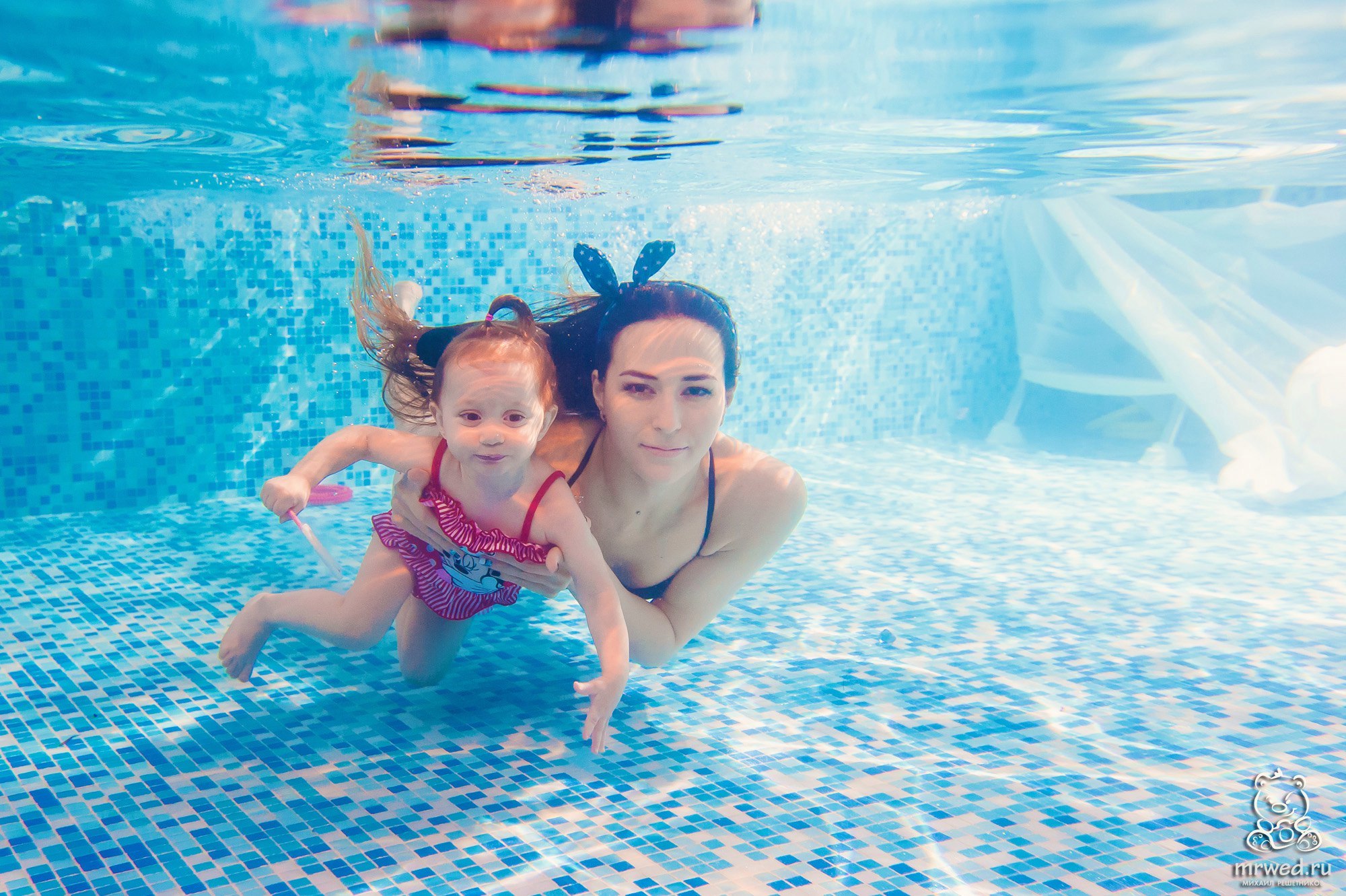 Мама друг бассейн. Дети в бассейне. Ребенок под водой. Идеи для фотосессии в бассейне для детей.