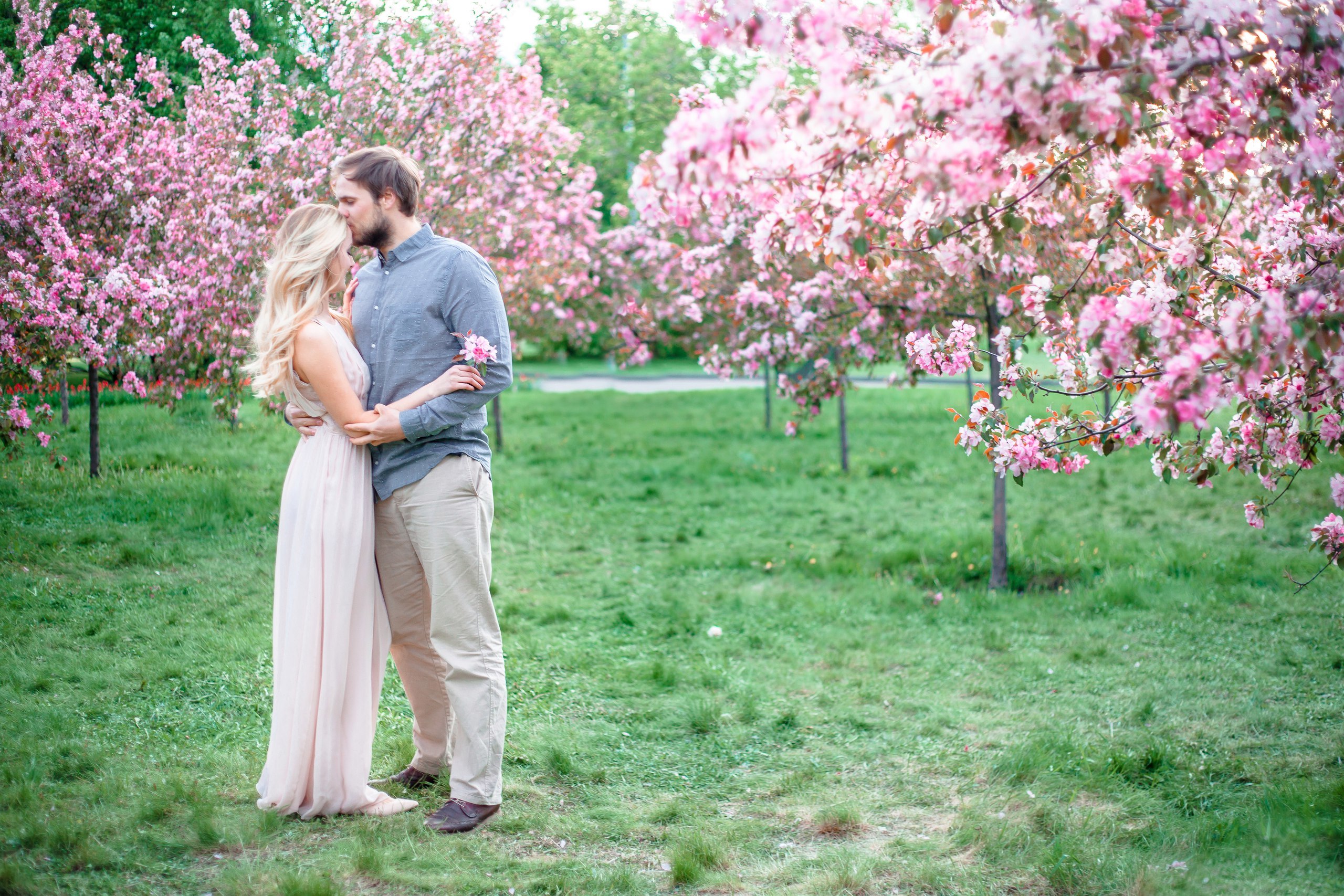 Свадьба на фоне цветущих яблонь