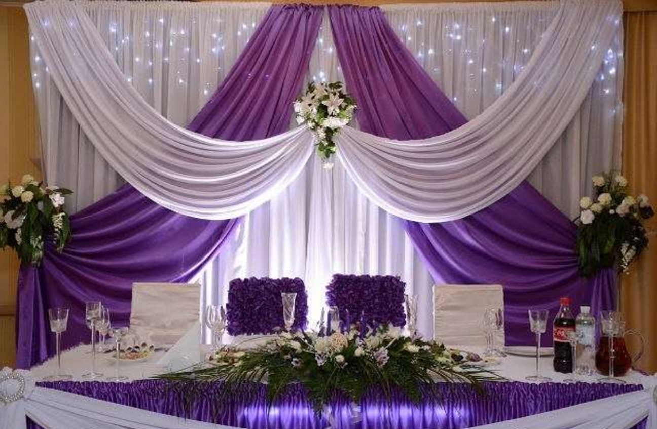 Украшение зала на свадьбу в сиреневом цвете тканью