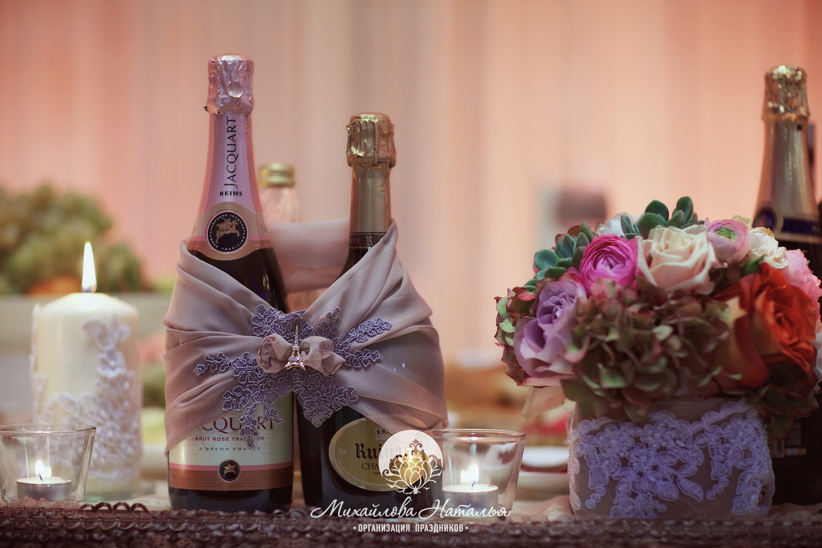 Украшение на свадебный стол молодоженов шампанское