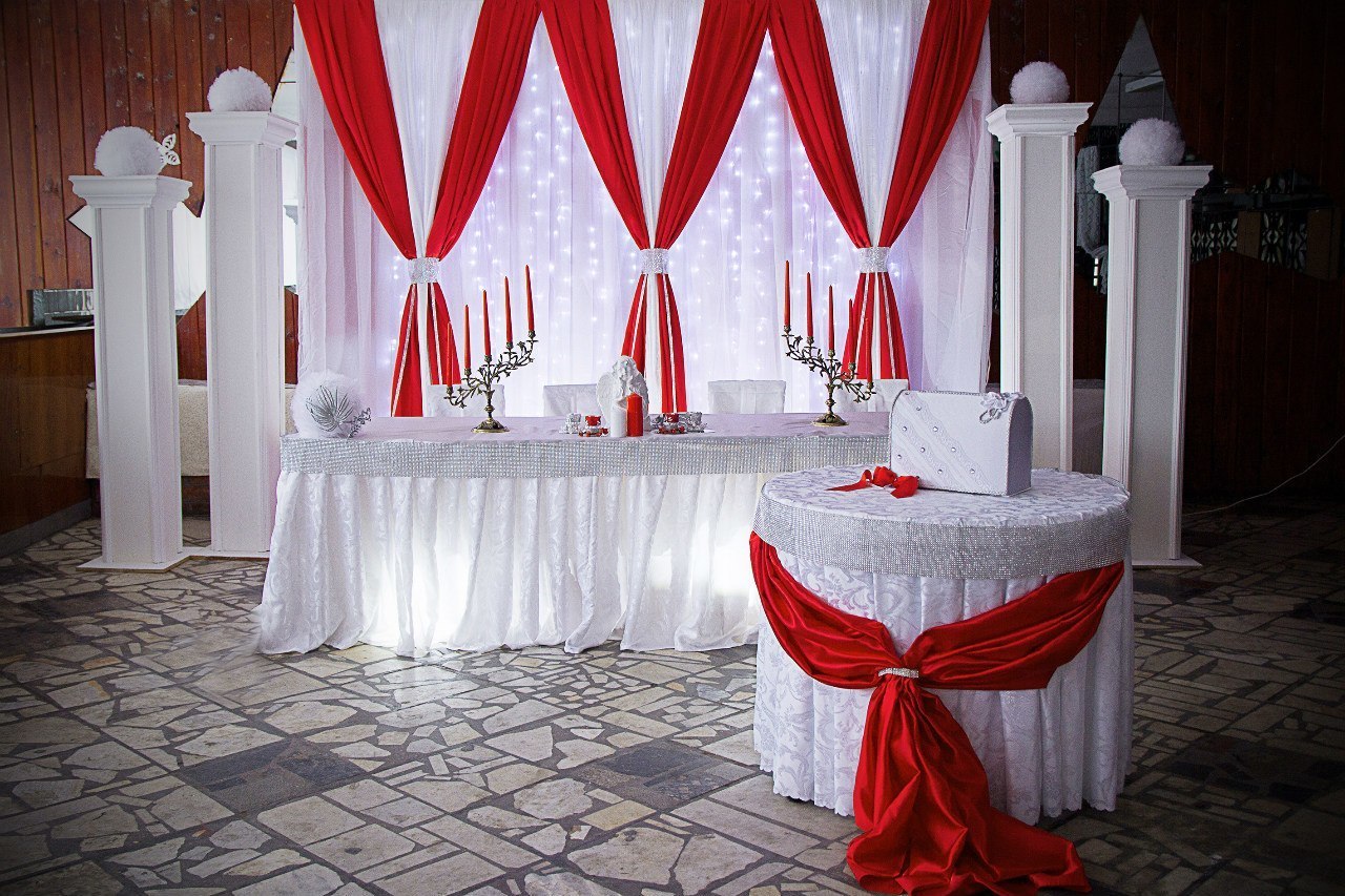 Свадьба с красными элементами украшения зала
