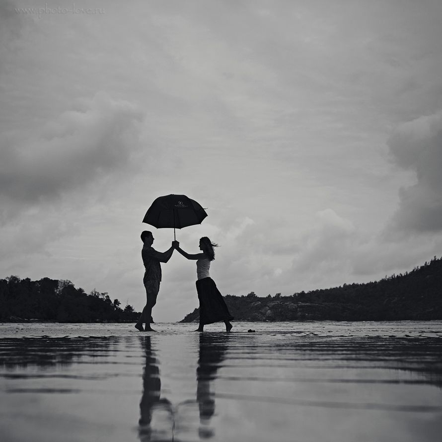 На берегу возле воды, стоят жених с невестой, держа руками зонт, перед дождем - фото 2068798 Фотограф Сергей Беликов