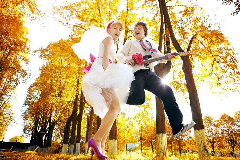 Жених и невеста подпрыгивают в осеннем парке  - фото 3354743 Фотограф Сергей Беликов