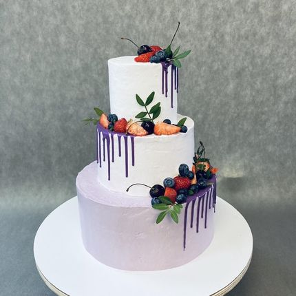 Торт трехэтажный с ягодным оформлением, цена за 1 кг