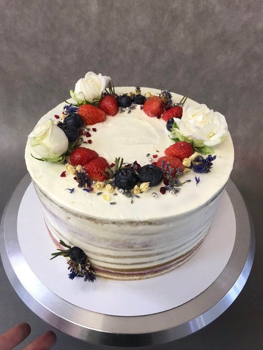 Торт с цветочным и ягодным оформлением, цена за 1 кг