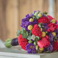 Весенний букет невесты из сиреневых эустом, красных тюльпанов и красных цветов целозии