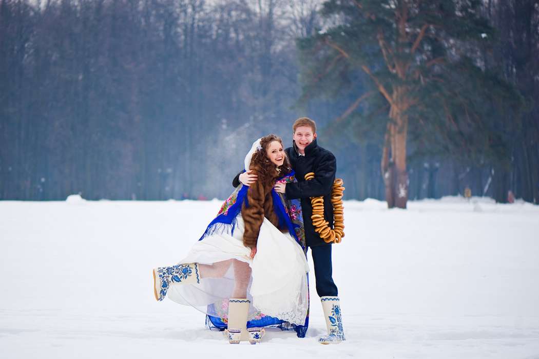 Жених и невеста, прислонившись друг к другу, стоят на фоне белого снега с баранками на шее - фото 3364277 Фотографы Анна и Валерий Орловы