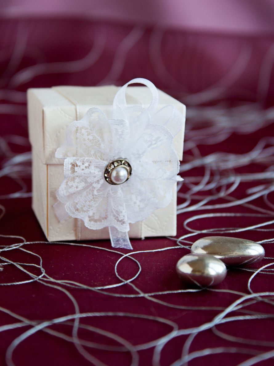 бонбоньерка коробочка с кружевным декором - фото 16658074 Свадебные бонбоньерки "Бон-бон"