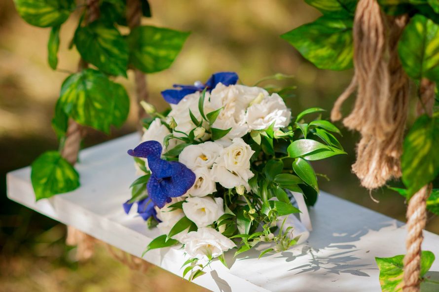 Букет невесты из белых эустом, зелени и ярких синих орхидей  - фото 2234908 Фотограф Анна Леонова