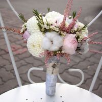 Букет невесты из белых астр, хлопка и розовых пионов