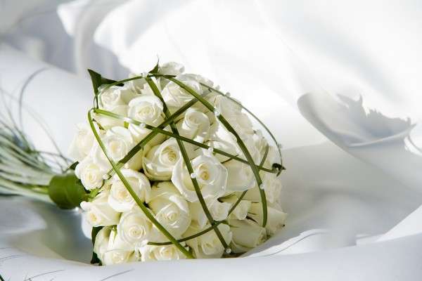 Букет невесты в круглом стиле из белых роз и зеленого берграсса  - фото 573418 Компания "Прокат лимузинов"