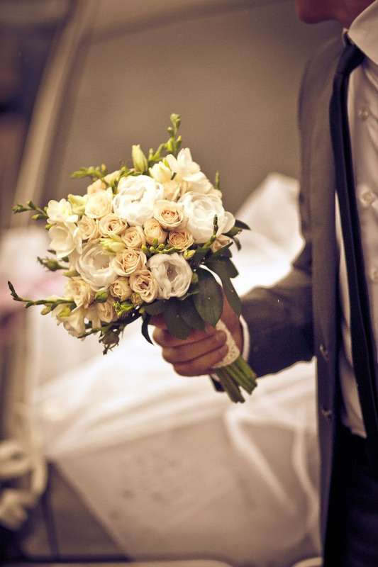 Букет невесты из белых фрезий и роз, декорированный белой лентой  - фото 1014465 Ксения33