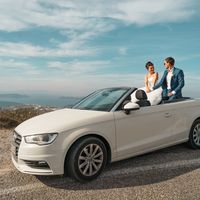 Санторини – удивительный греческий остров. Невероятные закаты, жемчужно-белые здания, украшенные сиреневыми бугенвиллиями, церкви с голубыми куполами и живописные ветряные мельницы делают Санторини удивительным и потрясающим для свадебных церемоний!