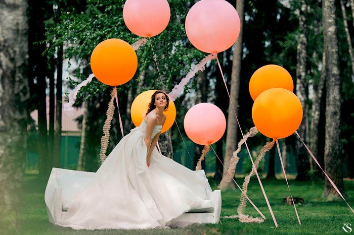 Летняя фотосессия невесты на природе, с использованием больших надувных шаров в оранжевых и розовых тонах - фото 845483 Aleks B