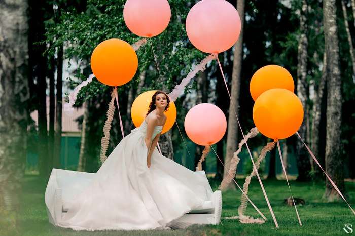 Летняя фотосессия невесты на природе, с использованием больших надувных шаров в оранжевых и розовых тонах - фото 845483 Aleks B