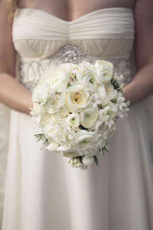 Букет невесты в круглом стиле из белых роз, бувардии и ранункулюсов - фото 791403 "Дом цветов" - свадебная флористика