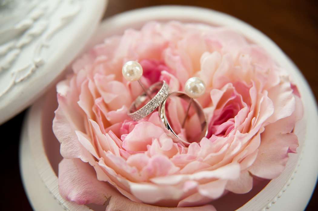 Белая шкатулка с нежной розой и жемчужными булавками для колец - фото 3415097 Studio Victorias - свадебное агентство