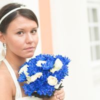 Букет невесты из белых роз и голубых астр