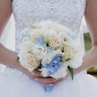 Нежный букет невесты из голубых гортензий, белых роз и эустом