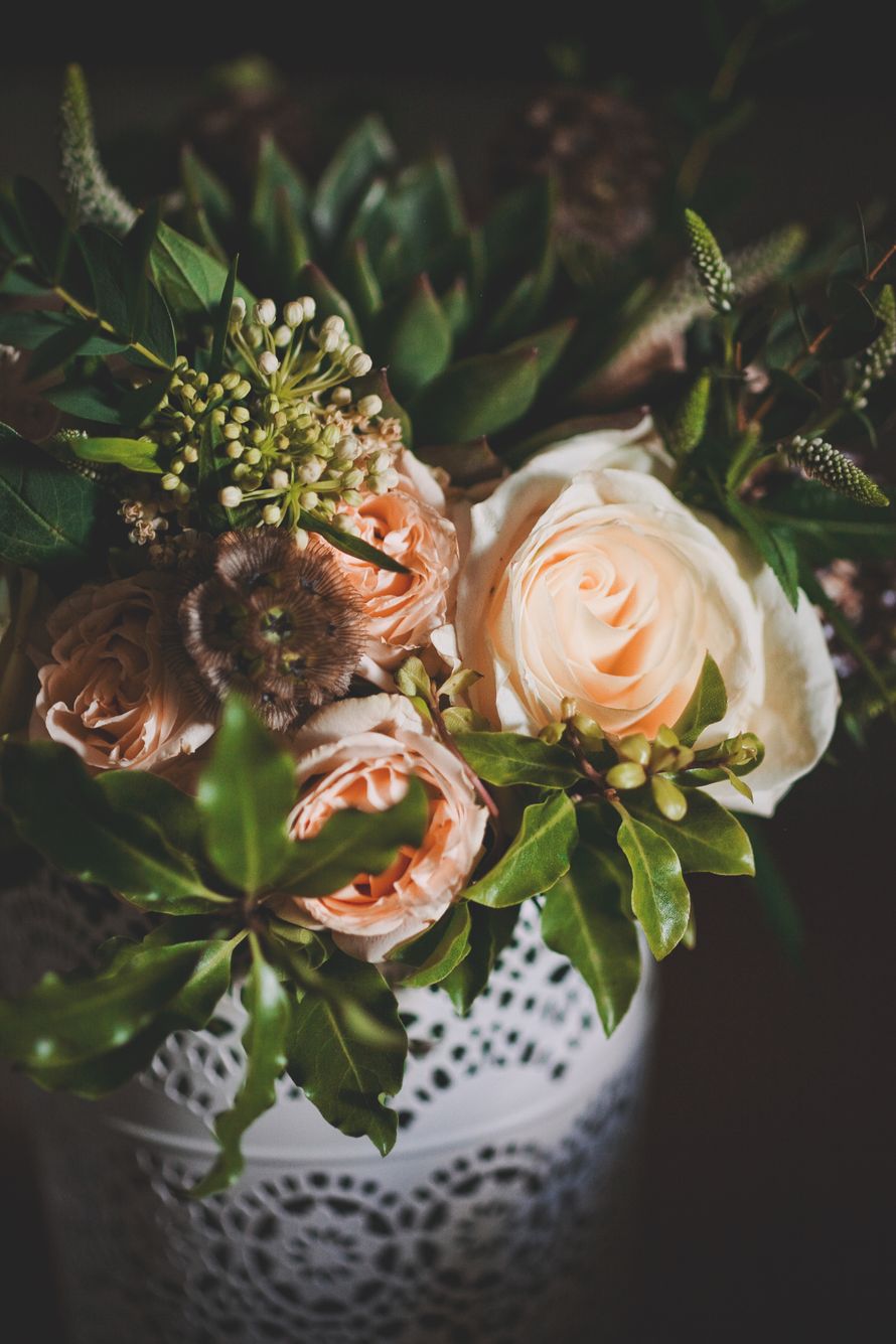 Букет невесты из персиковых роз и белой скиммии - фото 1567199 Свадебный распорядитель Григоревская Анастасия