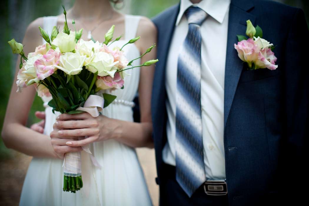 Букет невесты и бутоньерка из розовых эустом и белых роз, декорированный белой атласной лентой и кружевом  - фото 593076 «ФлораДон» - оформление цветами 