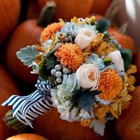 Букет невесты из оранжевых астр, голубых гортензий, белых роз и желтых орхидей 