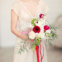 красный букет невесты Хризантема, Дисентра, Калла - красные цветы,стиль Бохо 