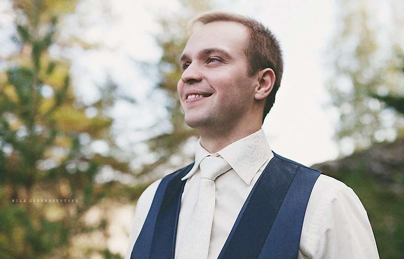 Жених в белой рубашке, белом галстуке и в синей жилетке - фото 1392177 Фотограф Людмила Черноскутова