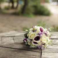 Свадебный букет с фиолетовыми каллами