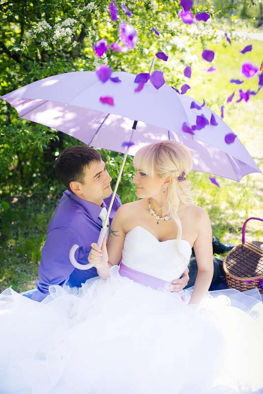 Оформление для фотосессии летней свадьбы с использованием сиреневого зонта  корзины для пикника - фото 1104029 cenzowa