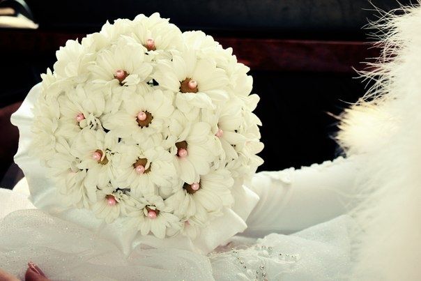 Букет невесты из белых ромашек, декорированный розовыми бусинами  - фото 1246625 Нинель2013