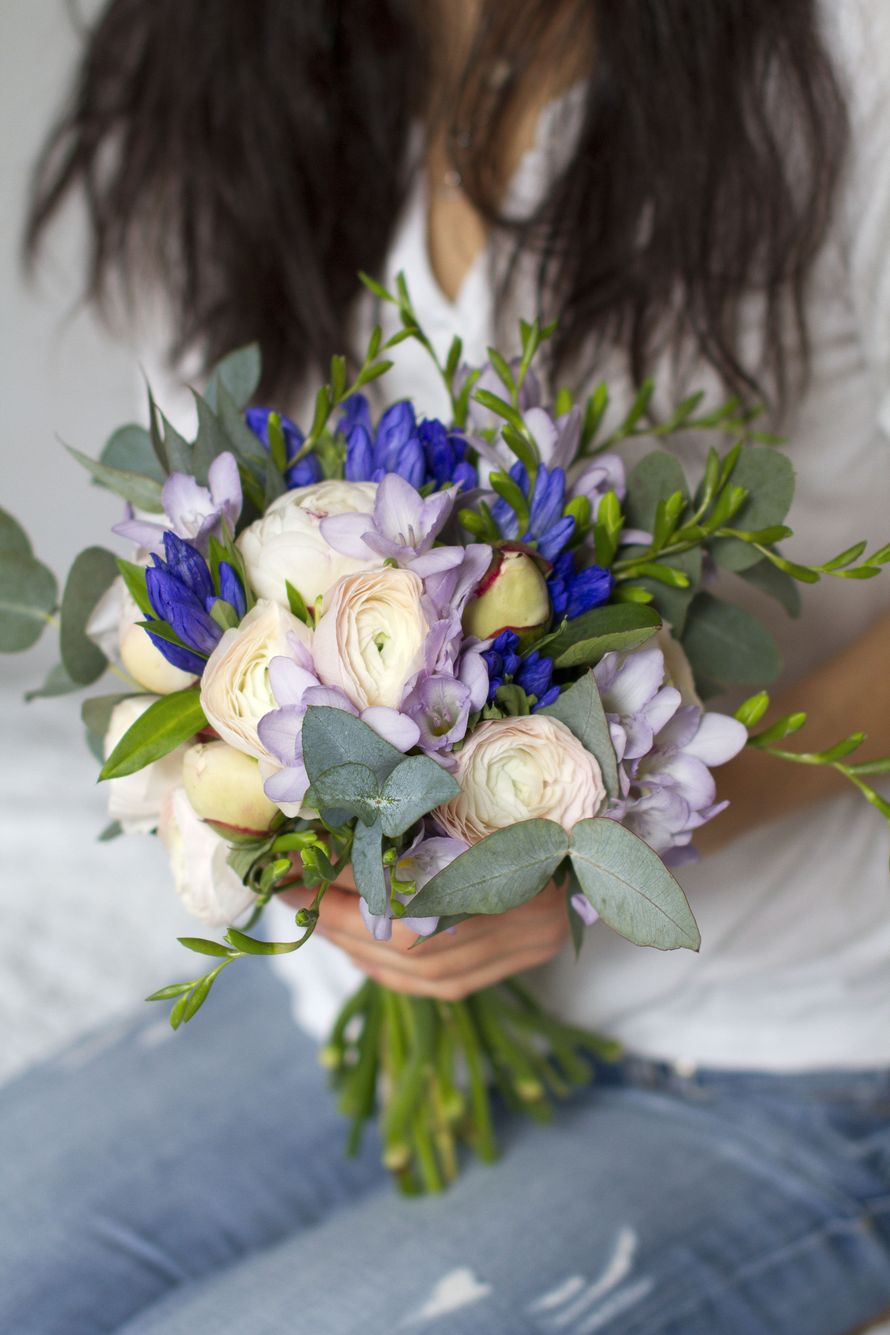 Асимметричный букет невесты из нежно-розовых ранункулюсов, зеленого эвкалипта, синего гиацинта и сиреневых фрезий  - фото 620715 White Flowers - авторские букеты и декор