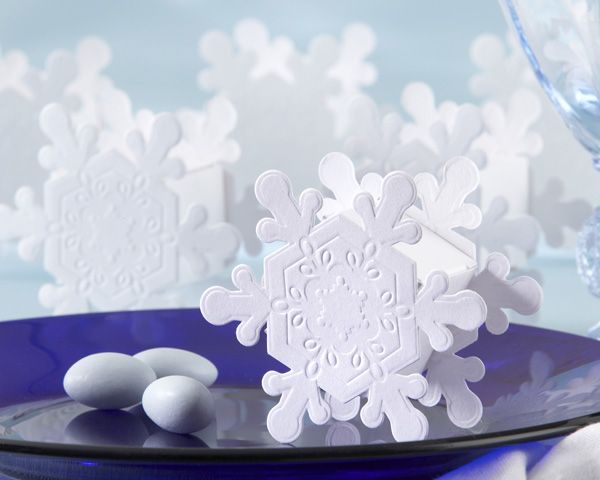 Коробочка в виде белой снежинки на фоне синей тарелочки - фото 1312843 Олечка5