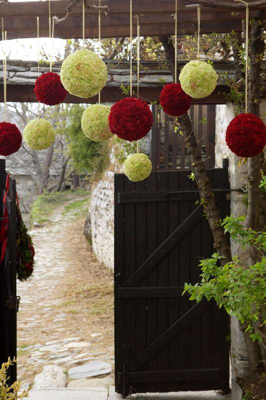 Оформление для фотосессии летней свадьбы с использованием подвесных декоративных шаров красного и зелёного цвета - фото 915243 Свадебное агентство Wedding in Santorini
