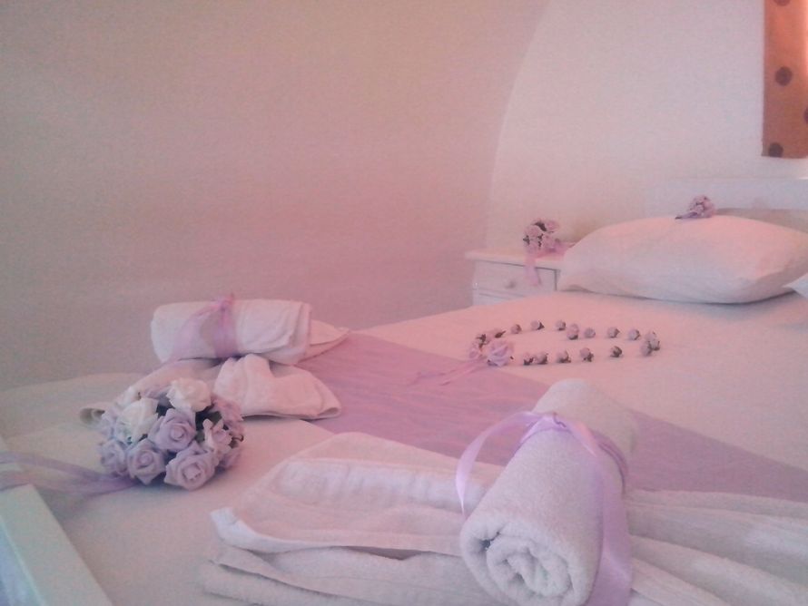 Фото 1064025 в коллекции Дизайн номера для молодоженов Сюрприз, запоминающимся, Романтические Мед-номеров - Свадебное агентство Wedding in Santorini