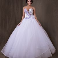 Свадебное платье украшено фиалками. Для оригинальной смелой невесты. В центре корсета прозрачная евро-сетка. В нём вы будите индивидуальна и неповторима.