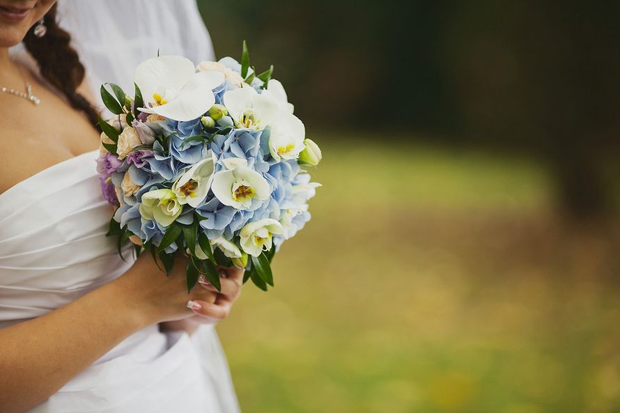 Букетик) невесты из голубых гортензий, белых орхидей, зелени и нежно-розовых роз в руках невесты  - фото 1682499 ТанюшаБард