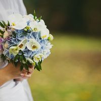 Букетик) невесты из голубых гортензий, белых орхидей, зелени и нежно-розовых роз в руках невесты 