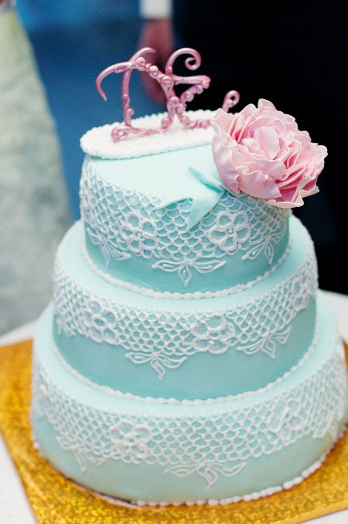 Трехъярусный свадебный тортик, нежно голубого цвета, украшенный белым кружевом, сахарным цветком и табличкой с инициалами  - фото 1393871 МайскаяНевеста