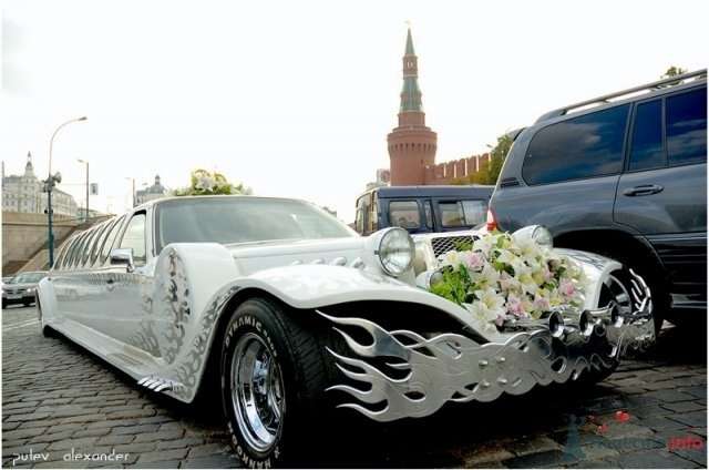 Необычный белый лимузин, украшенный цветами, на Красной площади. - фото 78282 Лапушка86