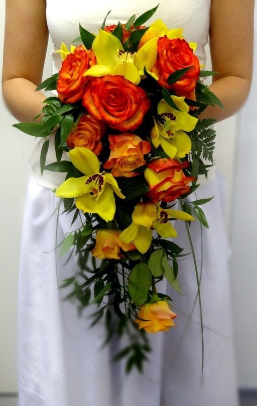 Каскадный букет в красно-желтых тонах из орхидей и роз - фото 3948767 Студия флористики и декора "Арианна"