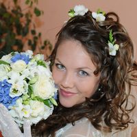 Букет невесты из белых гортензий, эустом, фрезий, роз и голубых гортензий