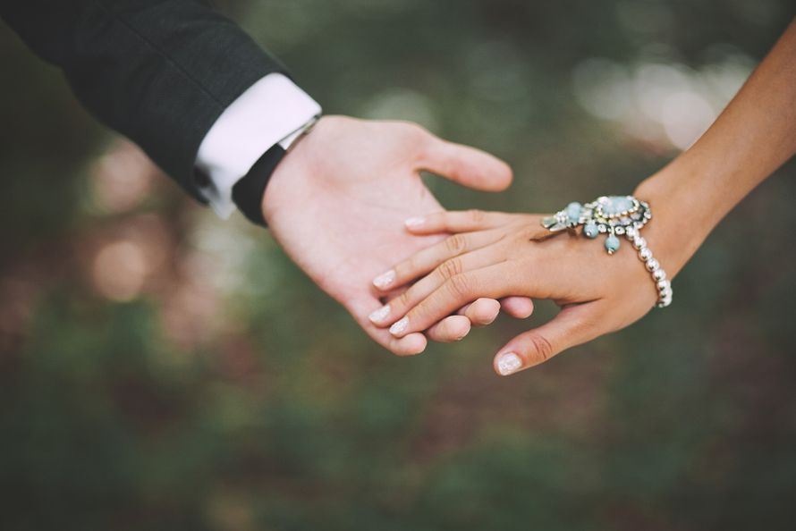 Этнический браслет на руке невесты в голубых тонах. Маникюр с цветочными элементами. - фото 3112021 Фотограф Анна Карцева