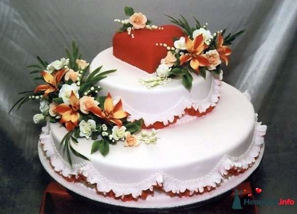 Двухъярусный свадебный торт,в белой мастике, украшенный бело-красными рюшами, сердцем и сахарными цветами - фото 90741 Моника Белуччи