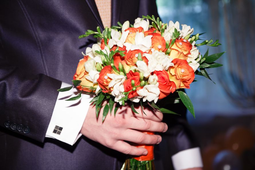 Букет невесты из белых фрезий и оранжевых роз  - фото 864517 Интерьерная Лавка КомИльФо - оформление