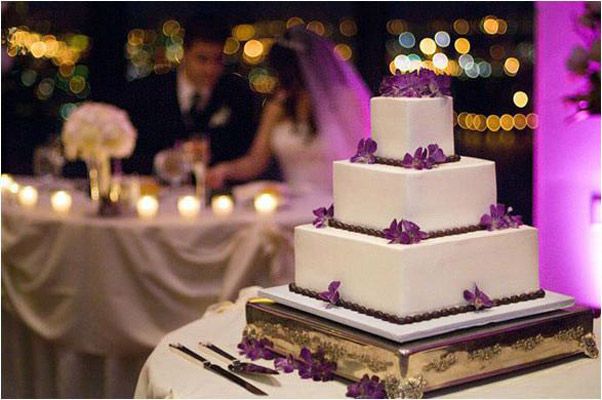 Трехъярусный свадебный торт, квадратной формы, украшенный сиреневыми сахарными цветами - фото 862745 Организация свадеб  Art-Project