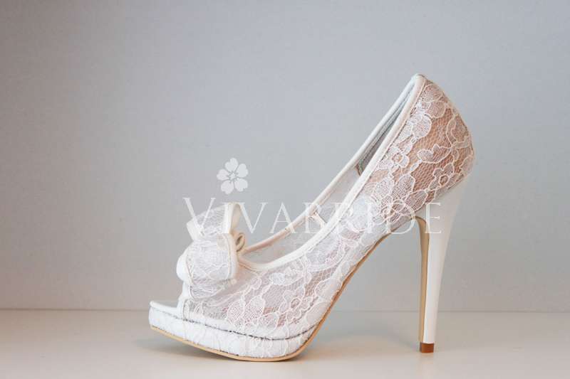 Изысканные кружевные свадебные туфли с объёмным бантом на носу.  - фото 1209401 Свадебные туфли Vivabride